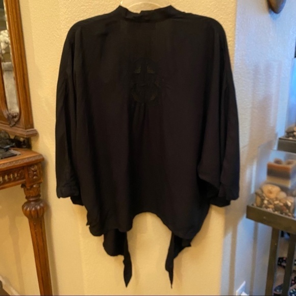 SOFT SURROUNDINGS Women Black Eyelet Floral Open Asymmetric Cardigan Size Medium - Picture 5 of 9